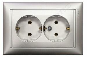 Розетка 2-я в одно гнездо (2К+З 16А) Legrand Valena (Алюминий) 770100 ― Legrand-220.ru